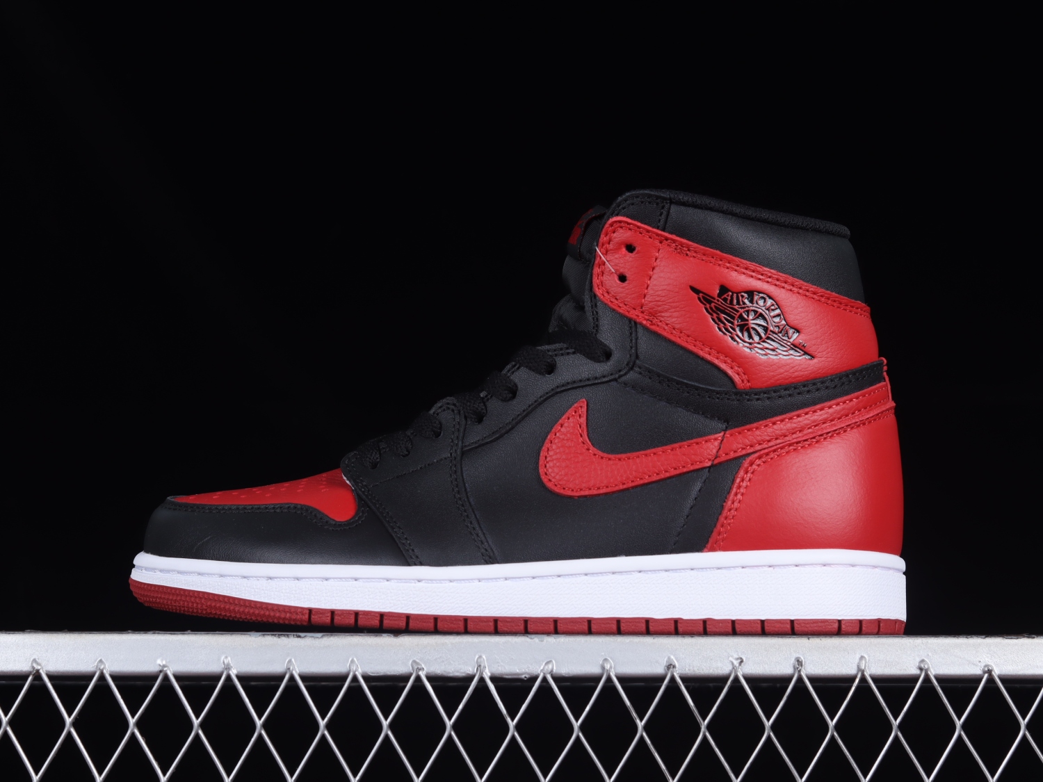 Jordan 1 Retro Bred  Banned  (2016) 555088-001