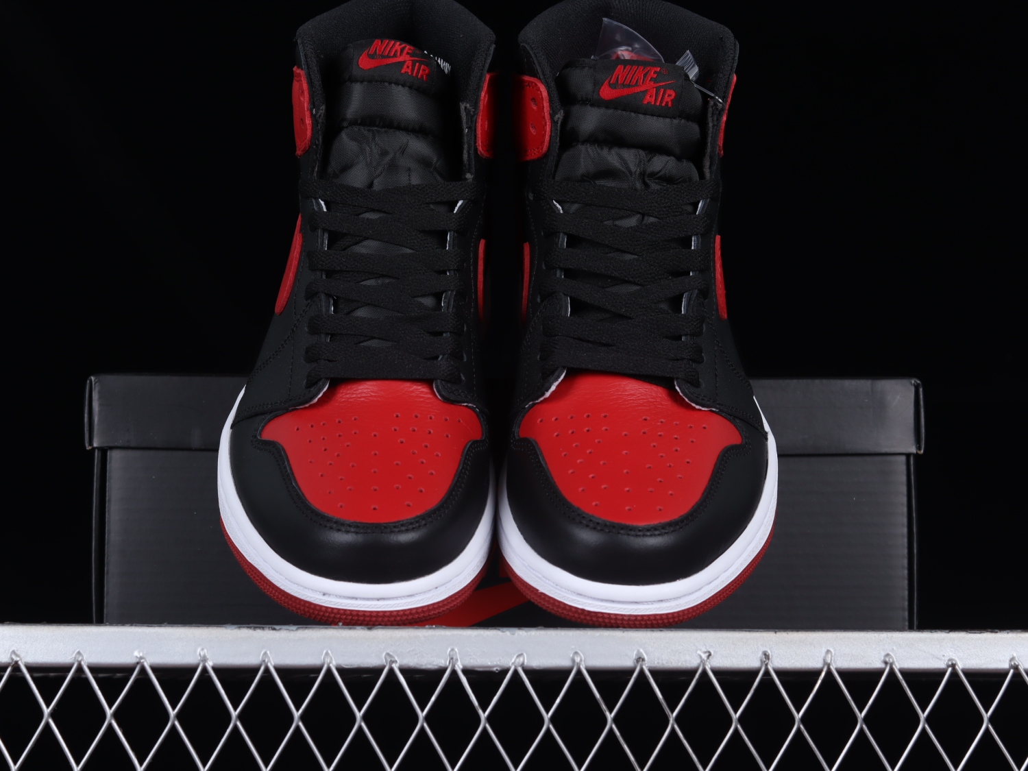 Jordan 1 Retro Bred  Banned  (2016) 555088-001