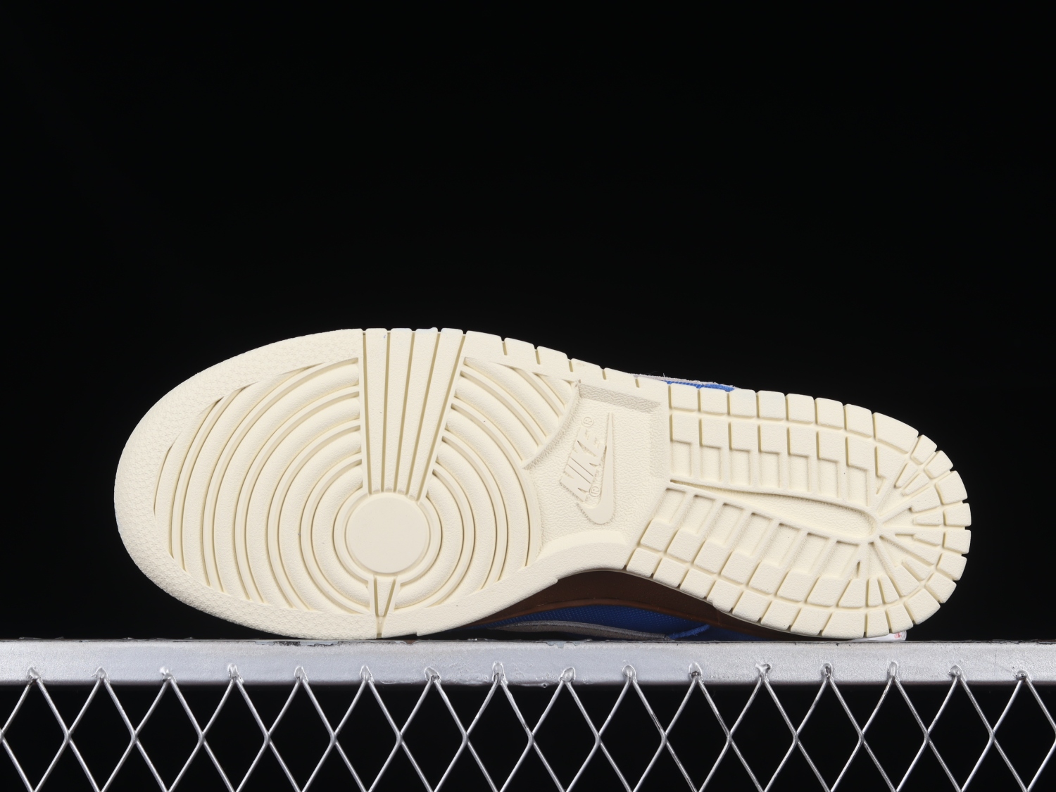 Nike SB Dunk Low Gold Rail 304292-472