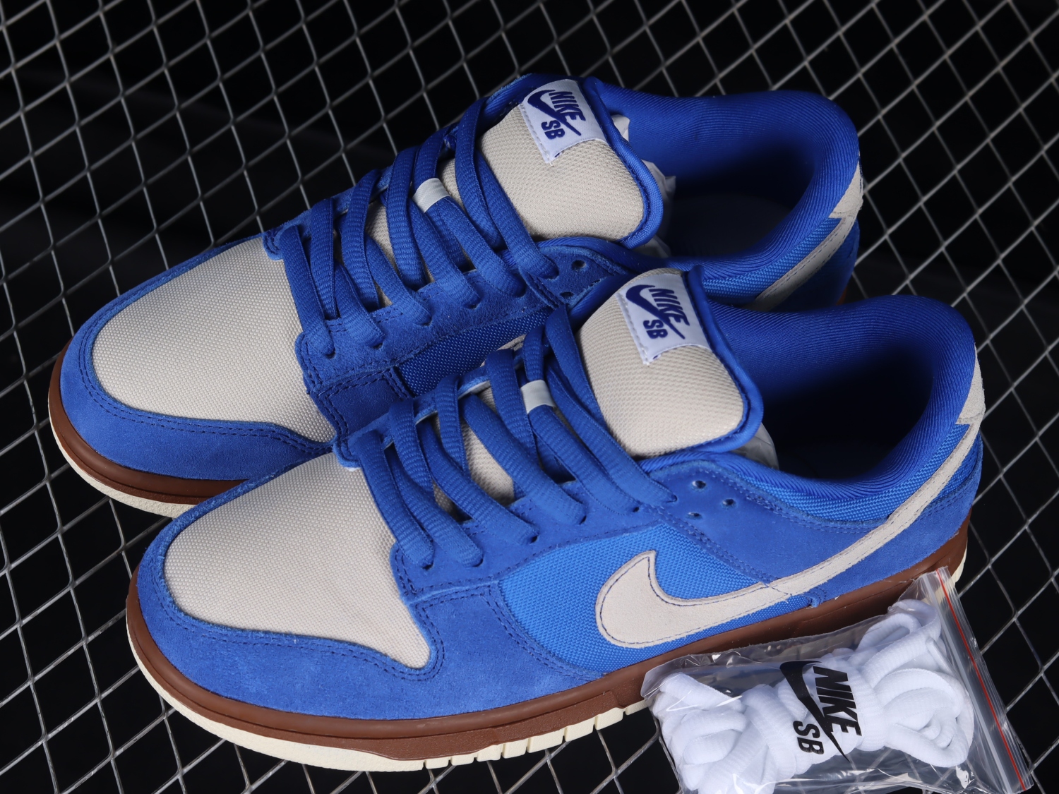 Nike SB Dunk Low Gold Rail 304292-472
