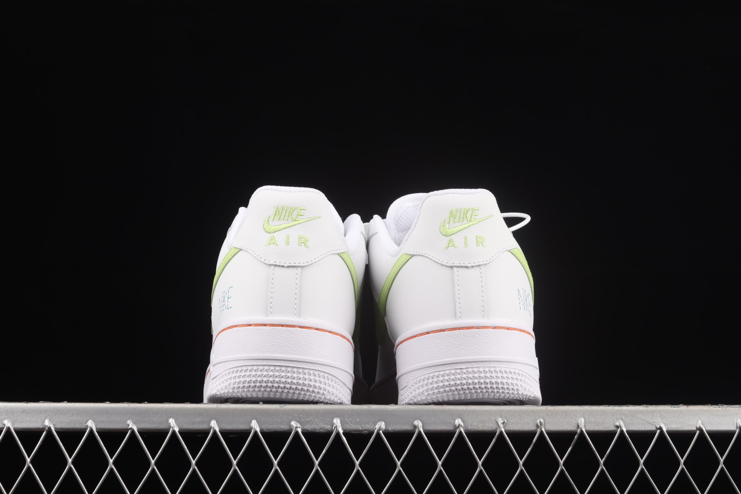 Nike Air Force 1 LV8 DN8000-100
