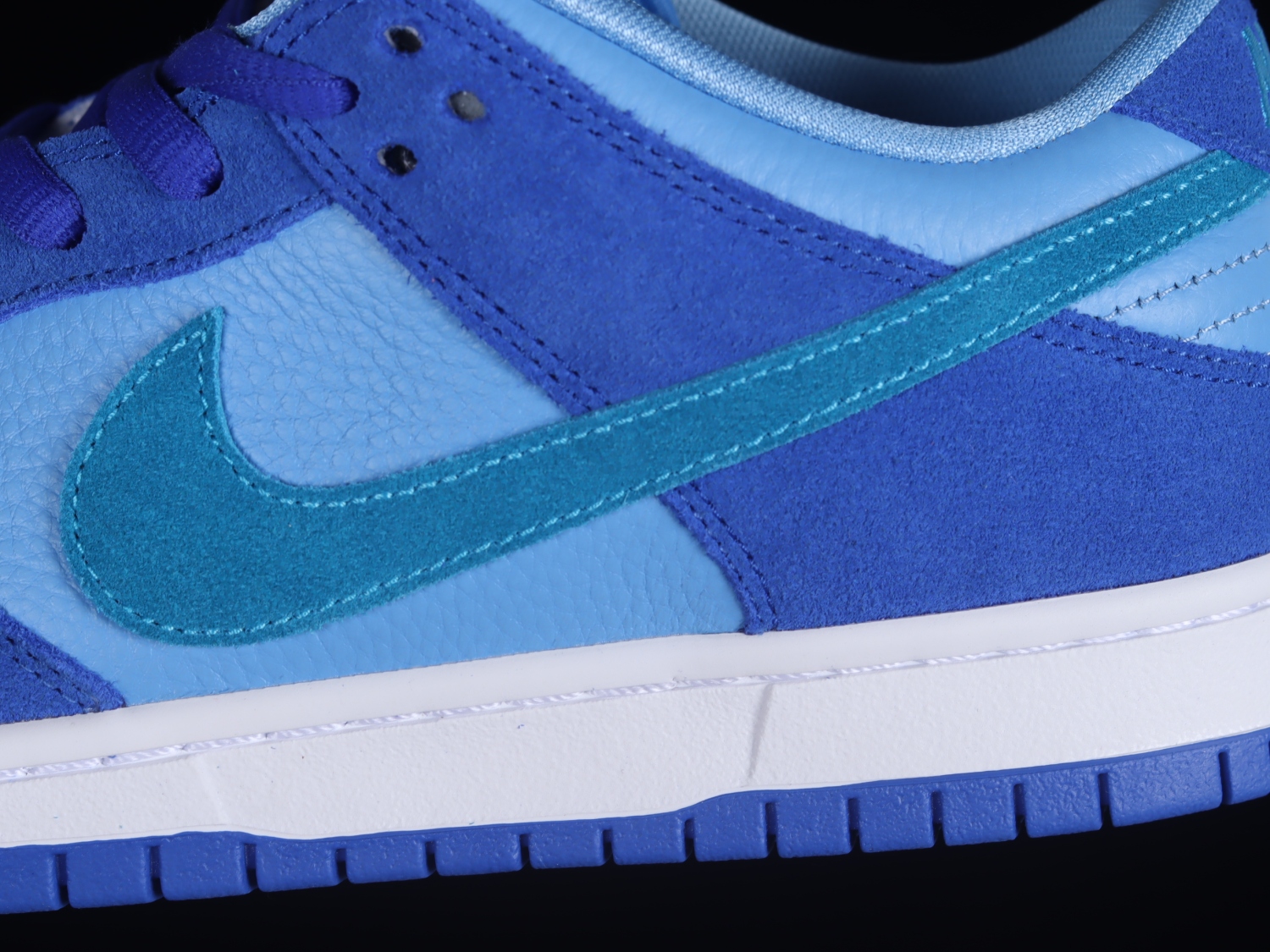Nike SB Dunk Low Blue Raspberry DM0807-400