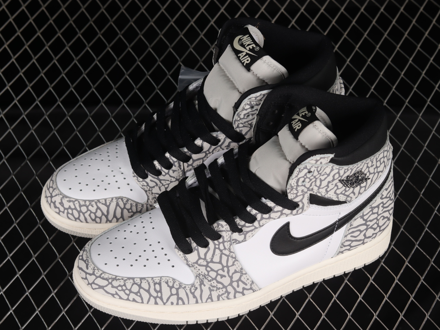 Jordan 1 Retro High OG White Cement DZ5485-052