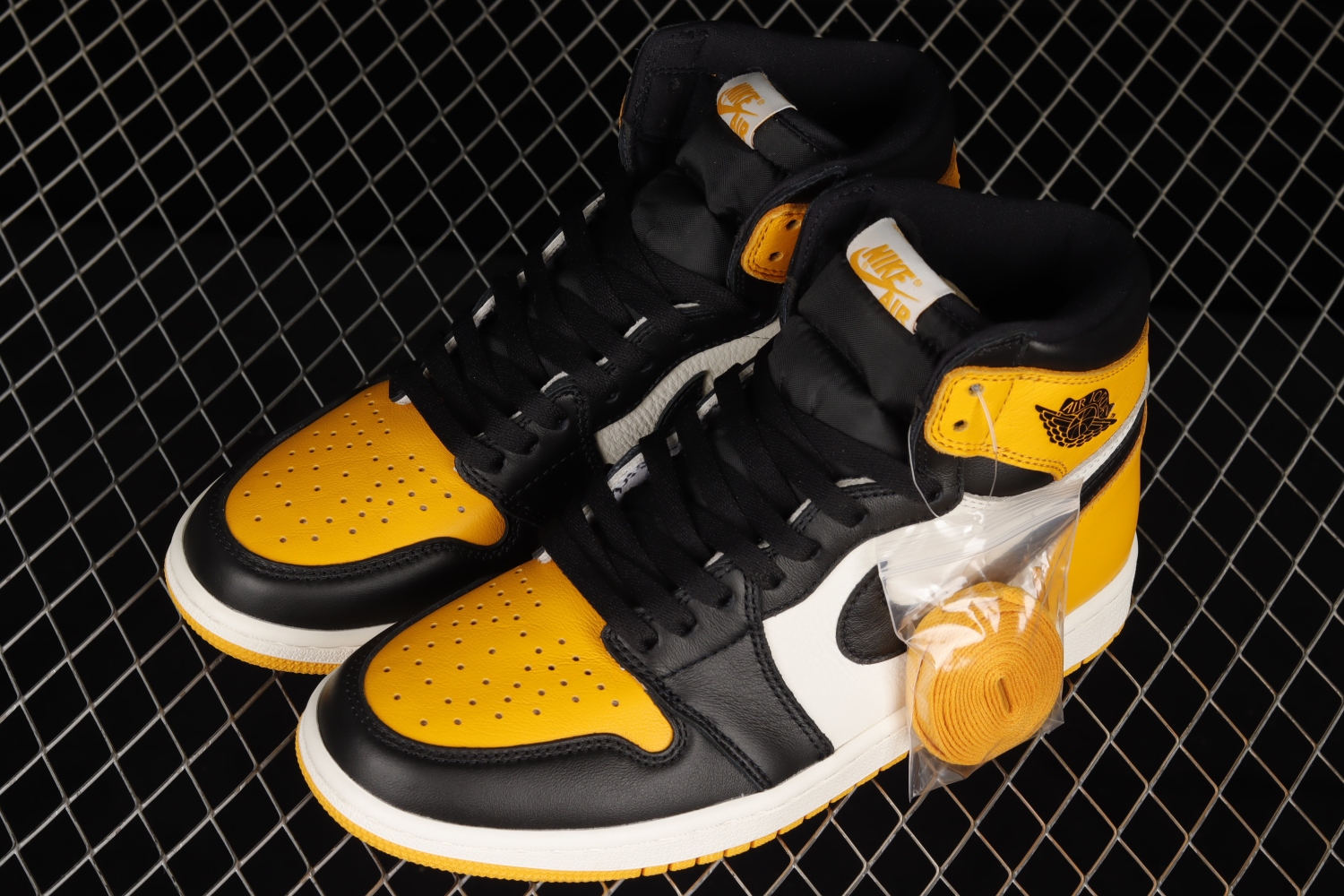Jordan 1 Retro High OG Taxi 555088-711