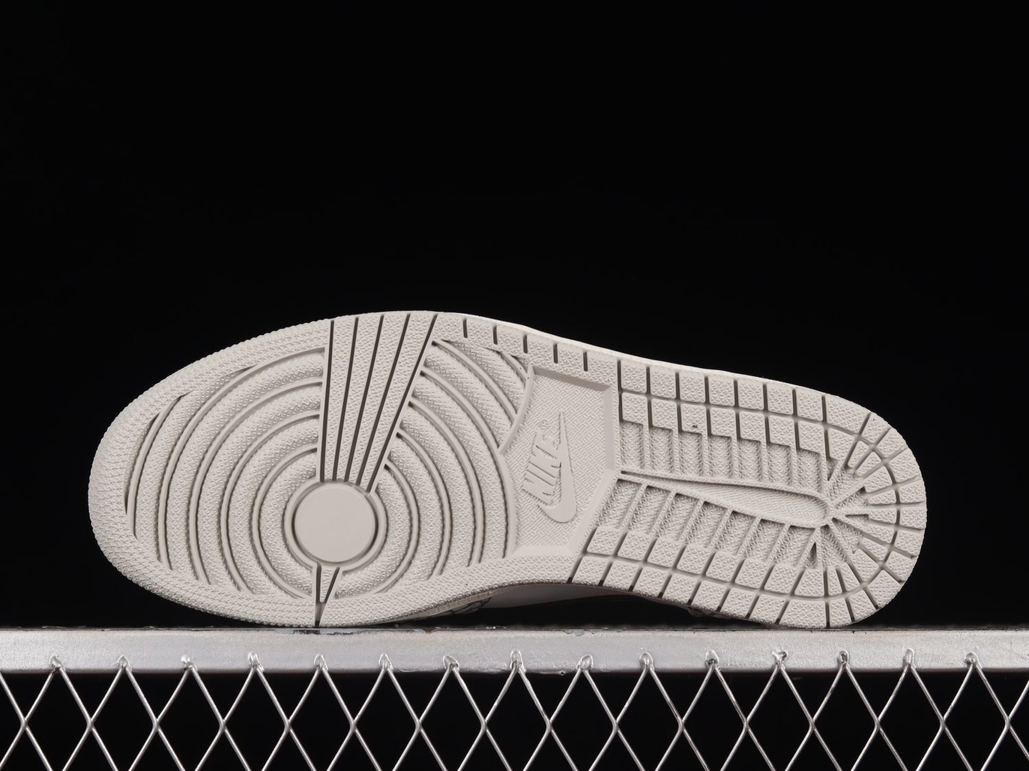 Jordan 1 Retro High OG White Cement DZ5485-052