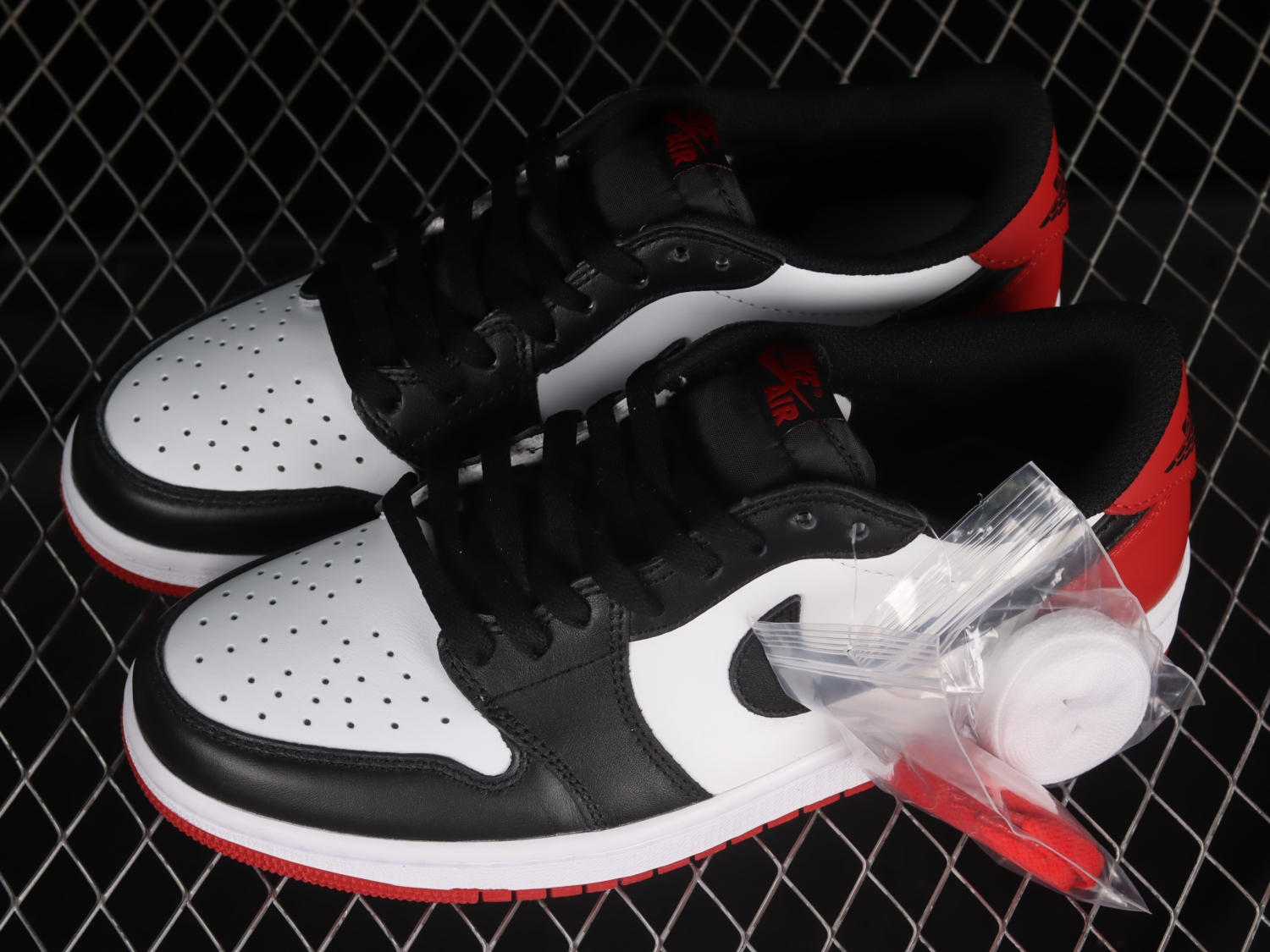 Jordan 1 Retro Low OG Black Toe (2023) CZ0790-106