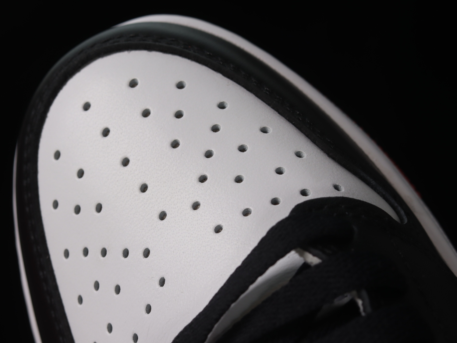 Jordan 1 Retro Low OG Black Toe (2023) CZ0790-106