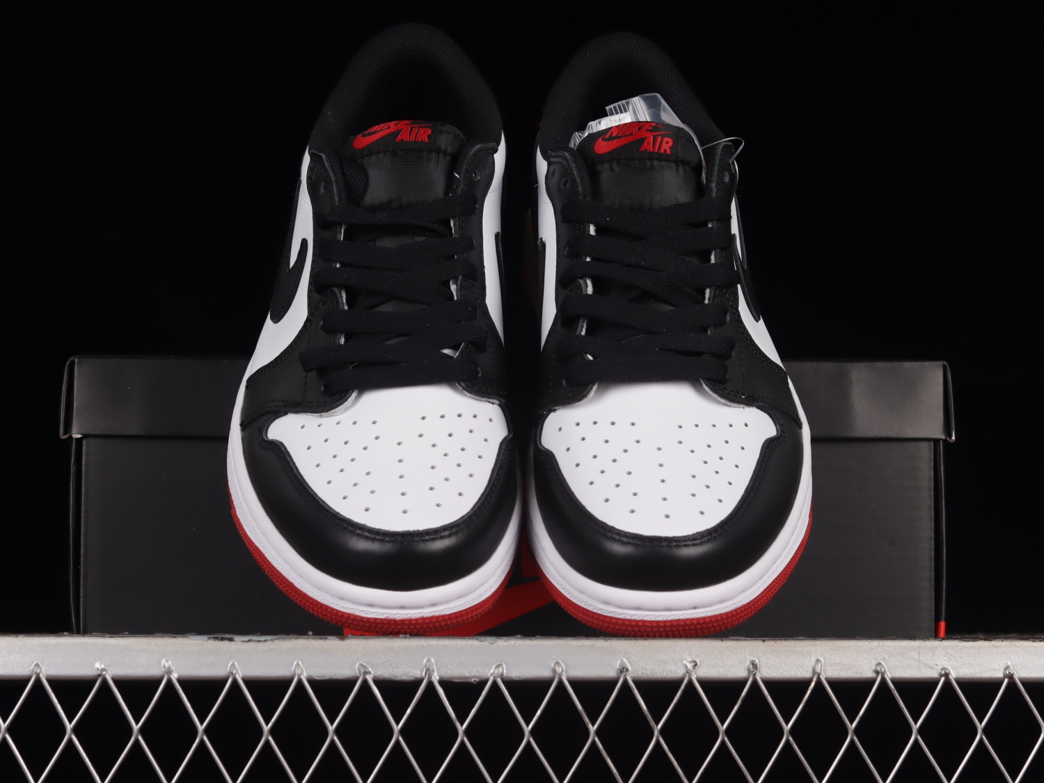 Jordan 1 Retro Low OG Black Toe (2023) CZ0790-106