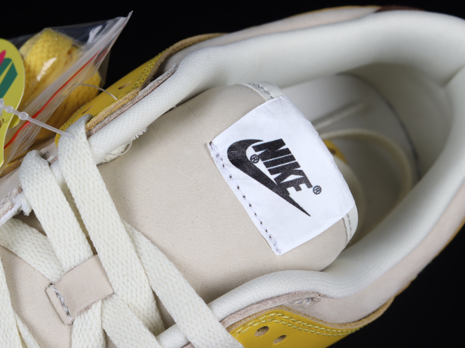 Nike Dunk Low LX Banana DR5487-100