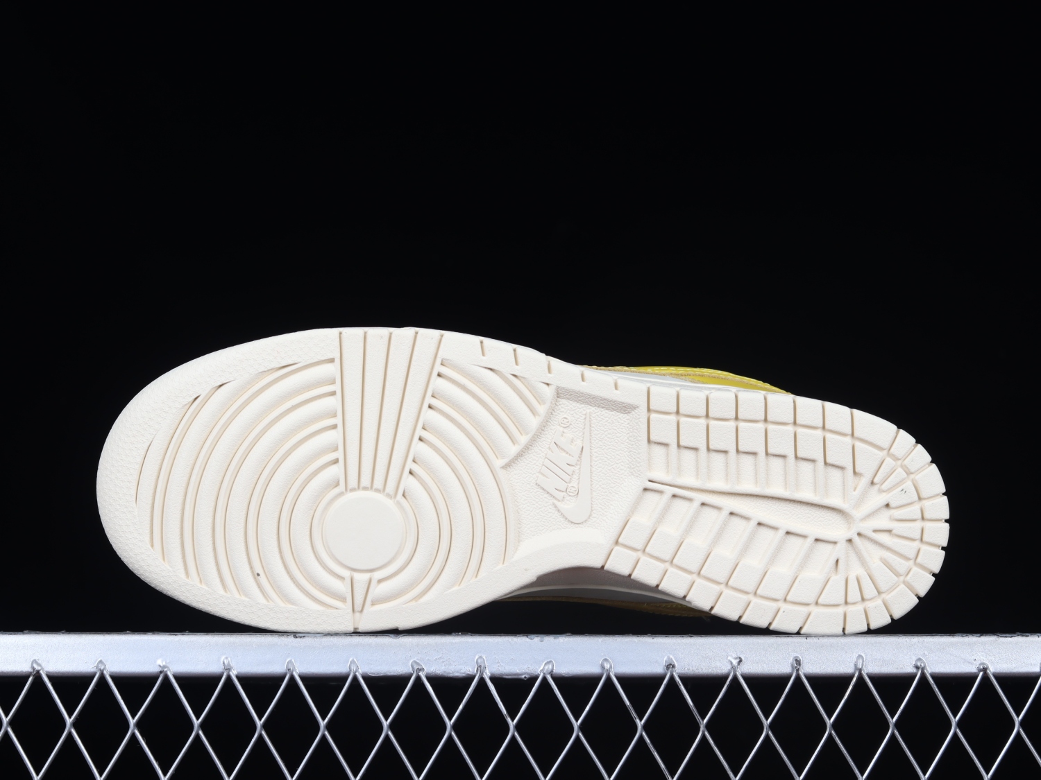 Nike Dunk Low LX Banana DR5487-100