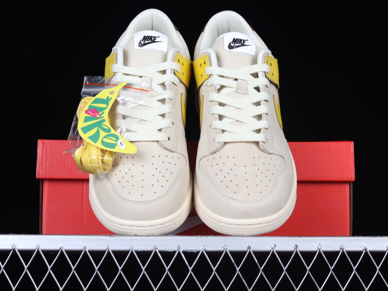 Nike Dunk Low LX Banana DR5487-100