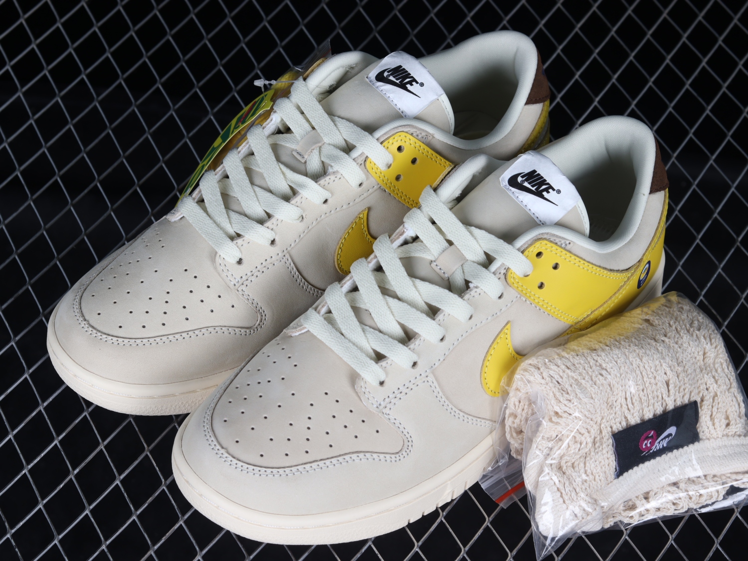 Nike Dunk Low LX Banana DR5487-100