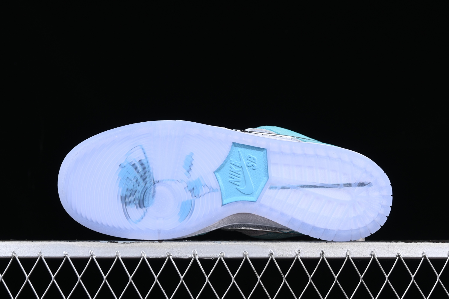 April Skateboards x Nk SB Dunk Low FD2562-400