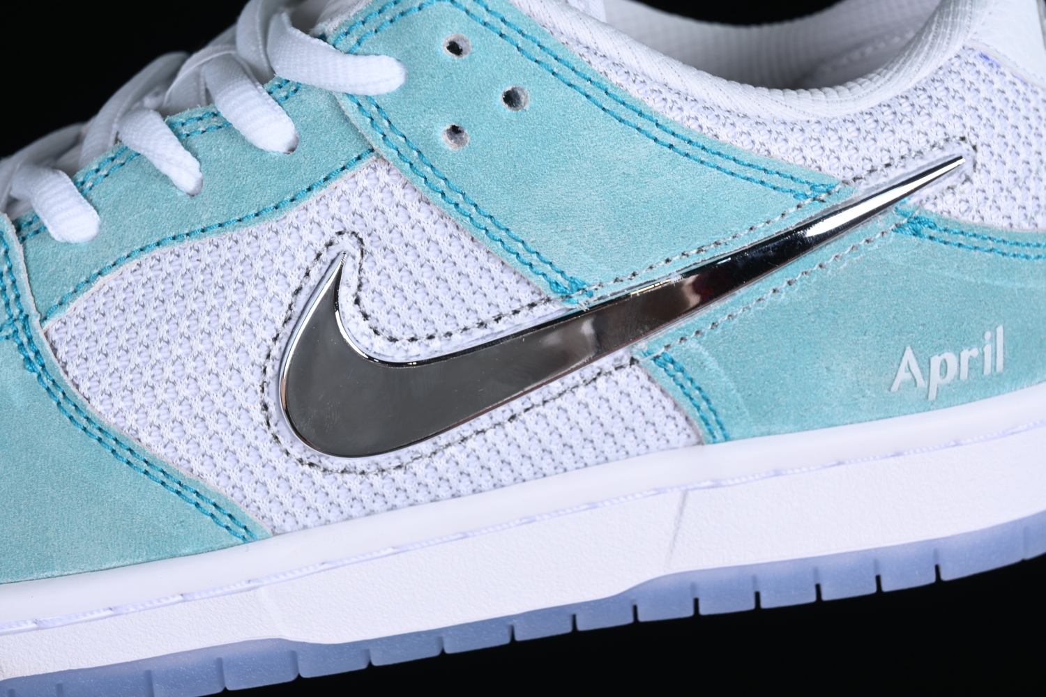 April Skateboards x Nk SB Dunk Low FD2562-400