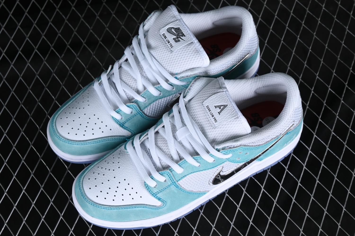 April Skateboards x Nk SB Dunk Low FD2562-400