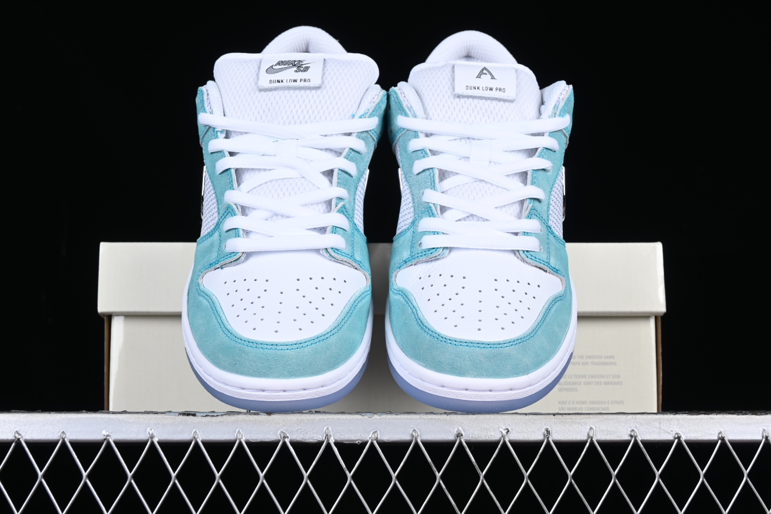 April Skateboards x Nk SB Dunk Low FD2562-400