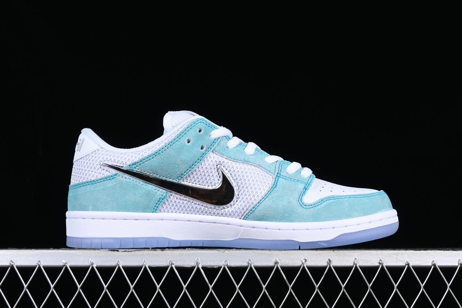 April Skateboards x Nk SB Dunk Low FD2562-400