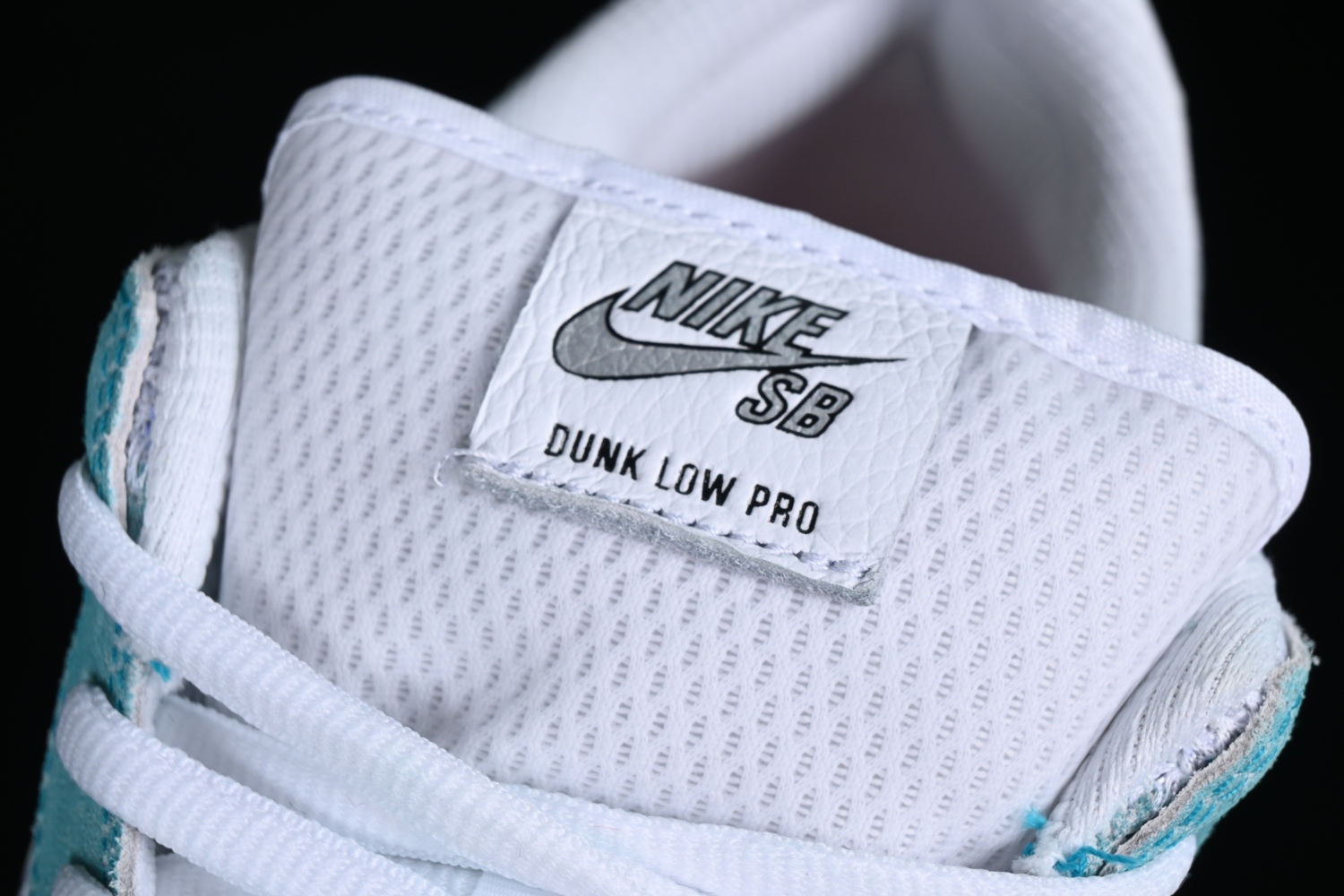 April Skateboards x Nk SB Dunk Low FD2562-400