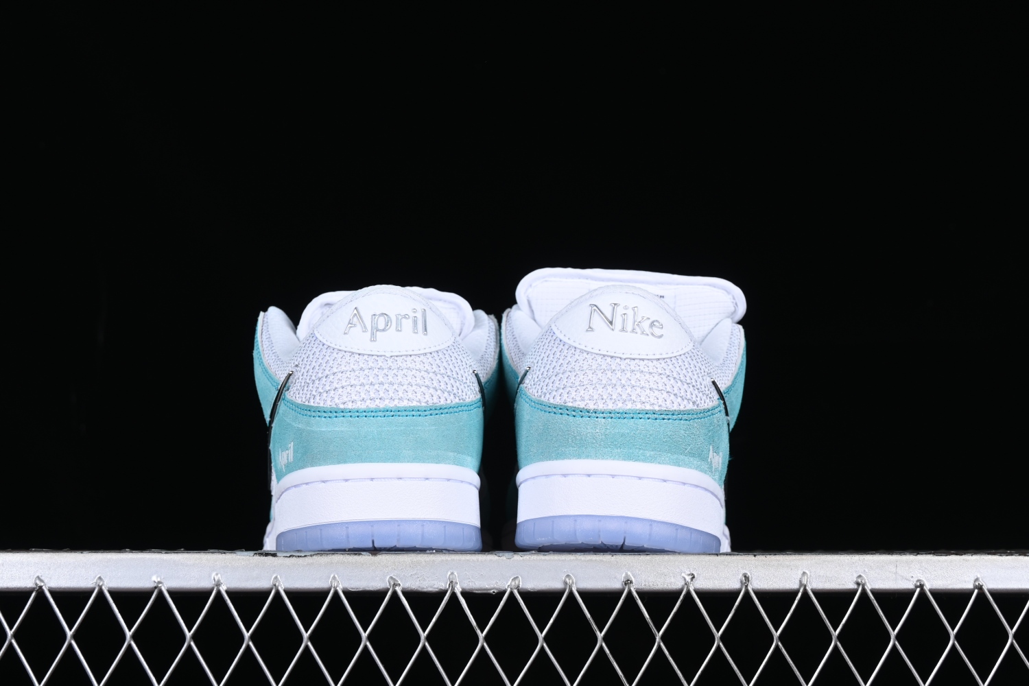 April Skateboards x Nk SB Dunk Low FD2562-400