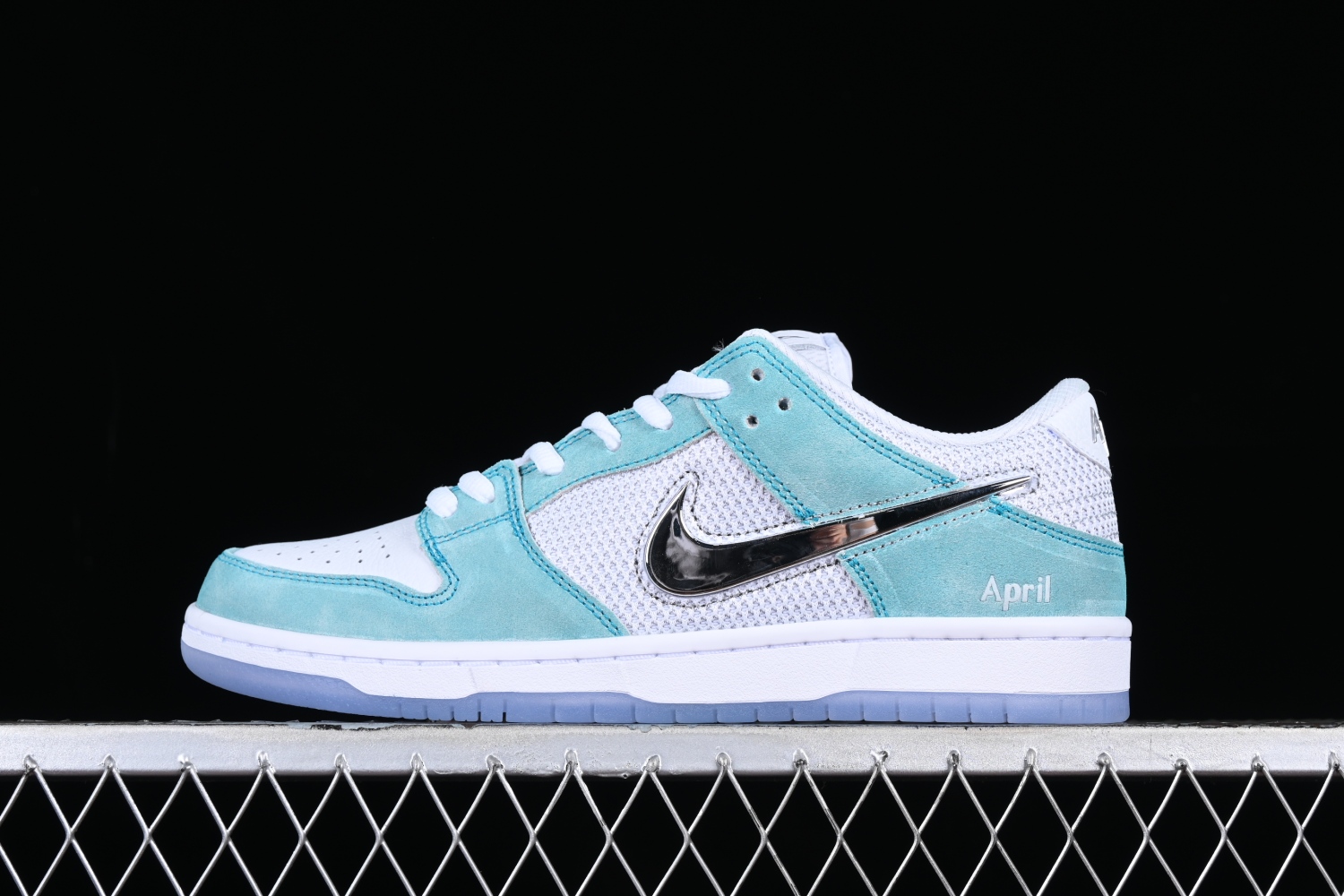 April Skateboards x Nk SB Dunk Low FD2562-400