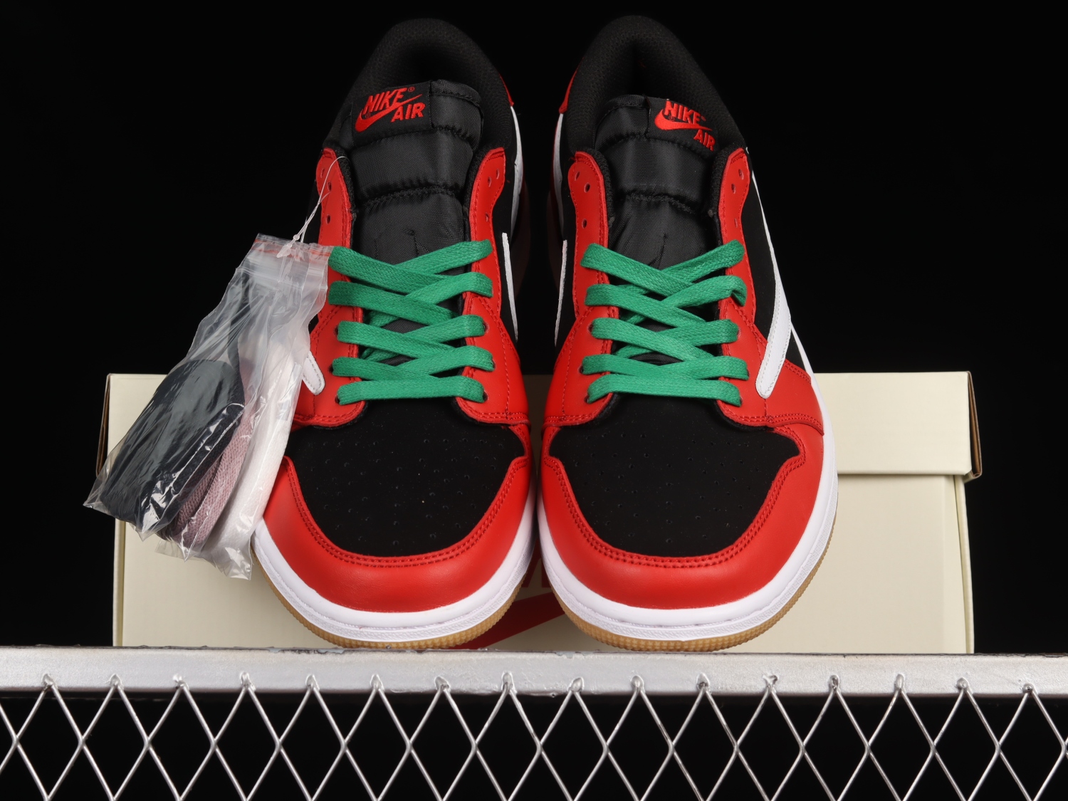 Travis Scott x Air Jordan 1 AJ1 553560-061