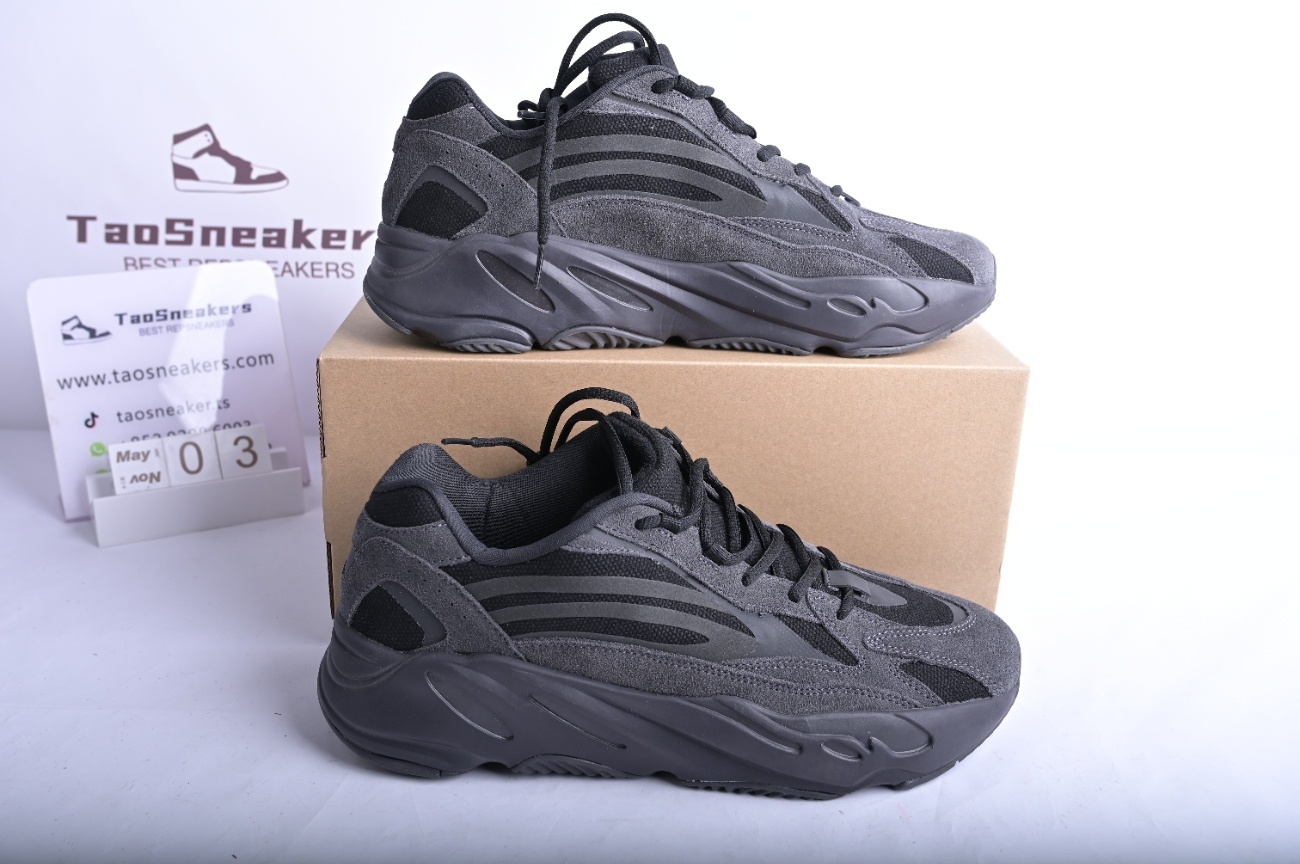 adidas Yeezy Boost 700 V2 Vanta FU6684