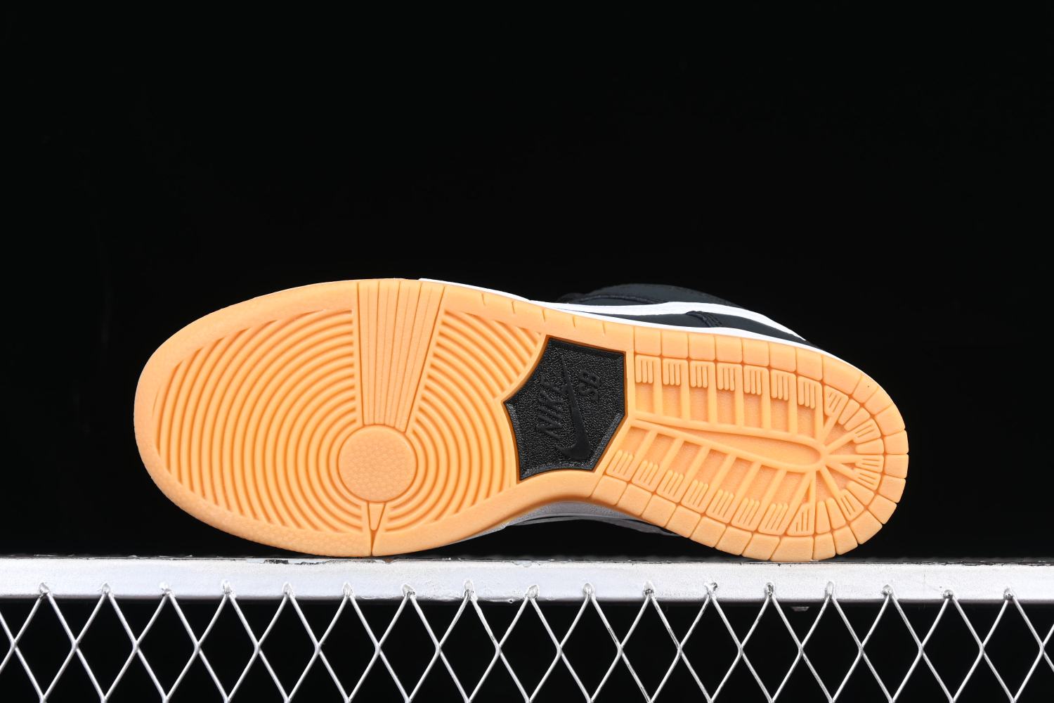 Nike SB Dunk Low Pro Black Gum CD2563-006