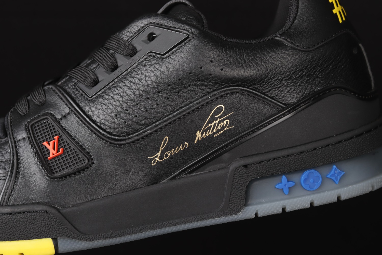 Lo**s Vu**ton Trainer Black Signature 1A8ZQJ