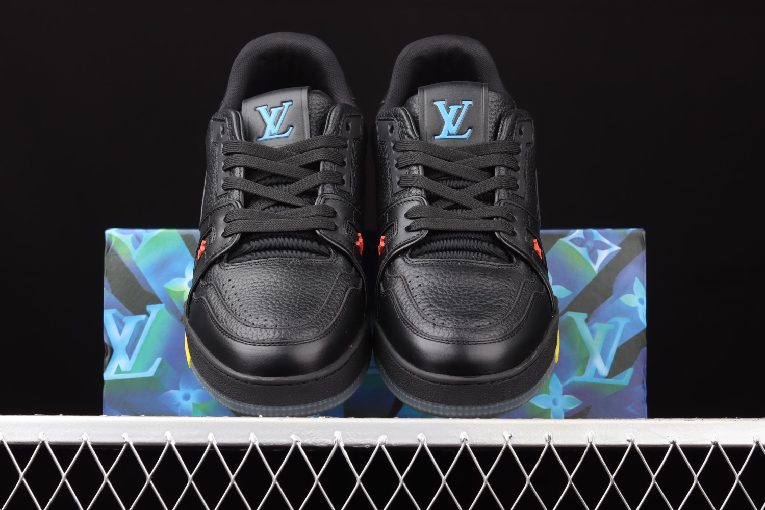 Lo**s Vu**ton Trainer Black Signature 1A8ZQJ