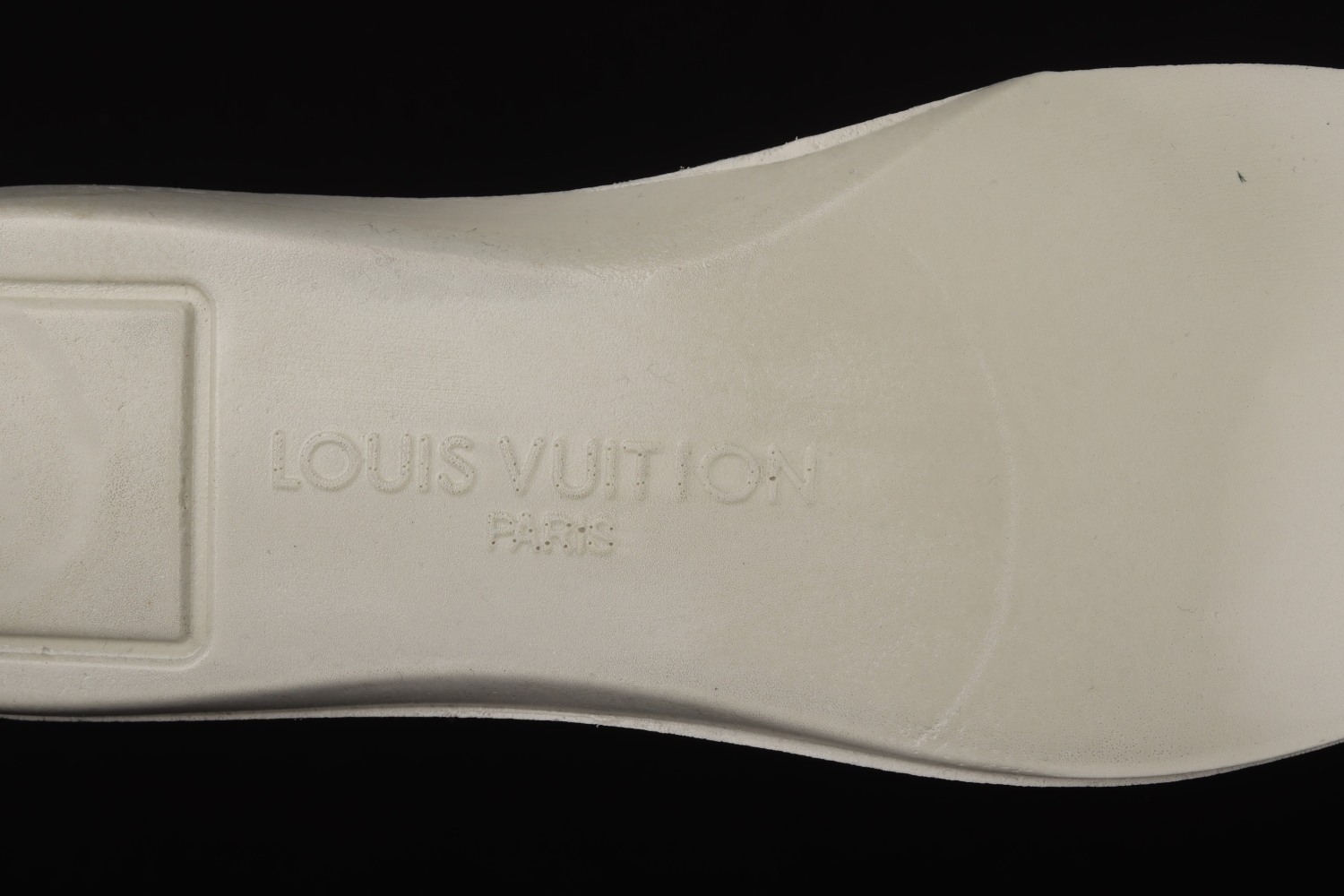 Lo**s Vu**ton Trainer Black Signature 1A8ZQJ