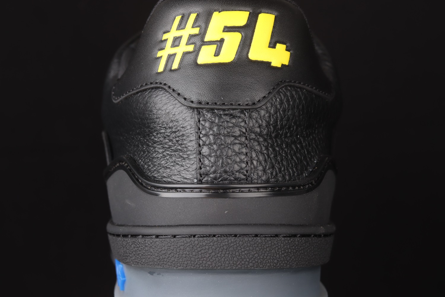 Lo**s Vu**ton Trainer Black Signature 1A8ZQJ