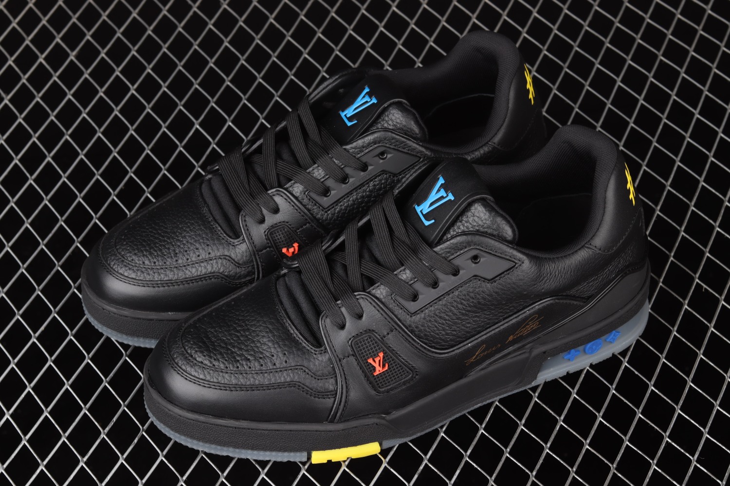 Lo**s Vu**ton Trainer Black Signature 1A8ZQJ