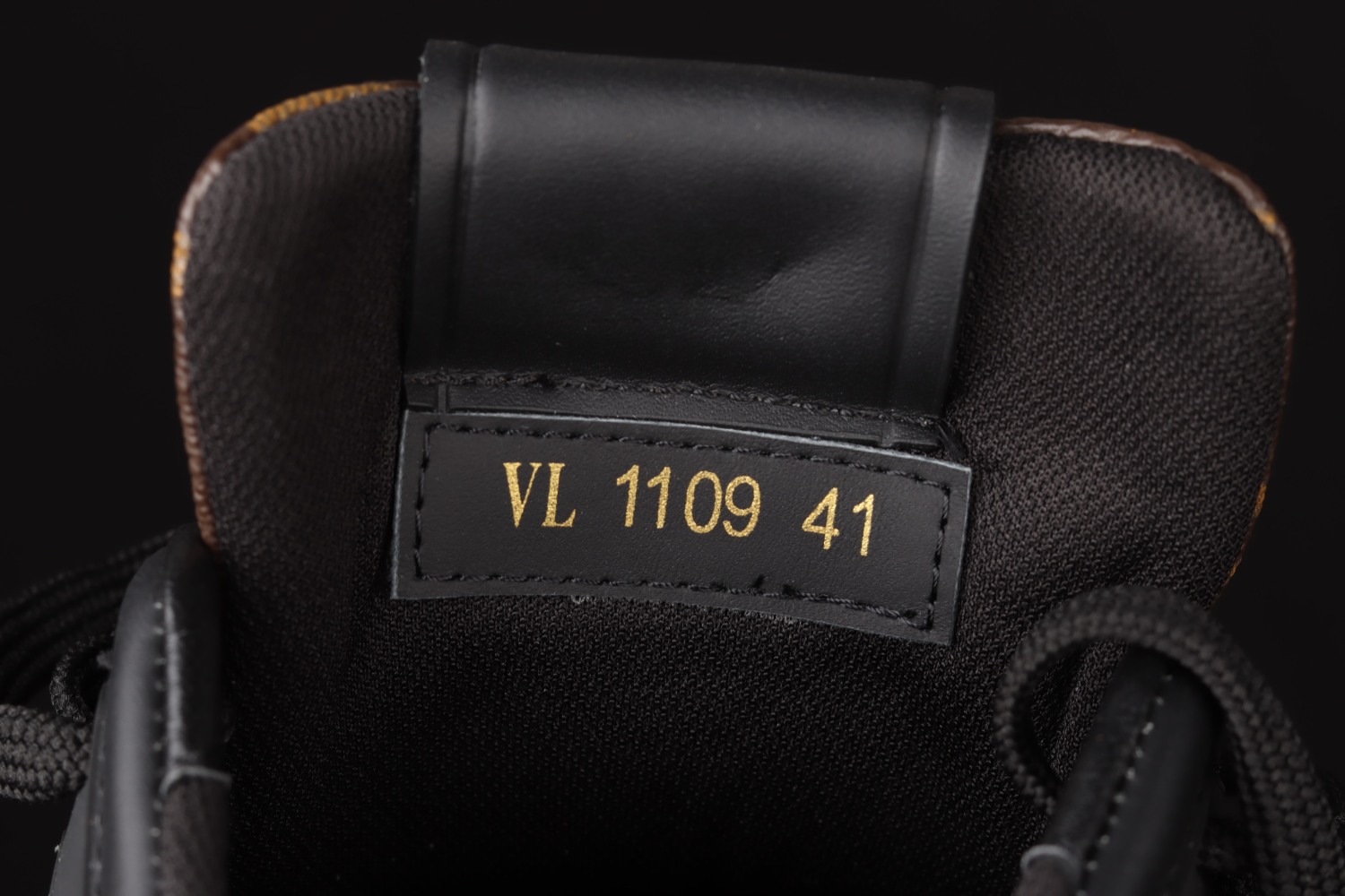 Lo**s Vu**ton Trainer Monogram Purple 1A8WJI