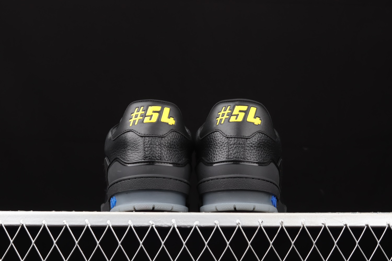 Lo**s Vu**ton Trainer Black Signature 1A8ZQJ