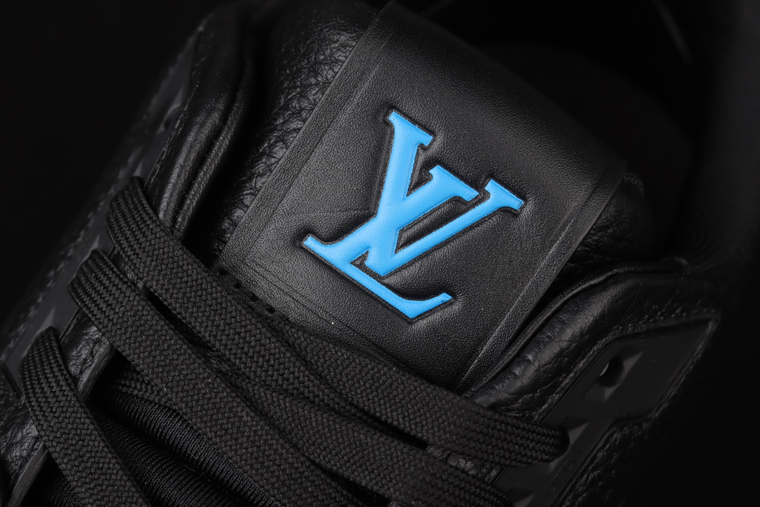Lo**s Vu**ton Trainer Black Signature 1A8ZQJ