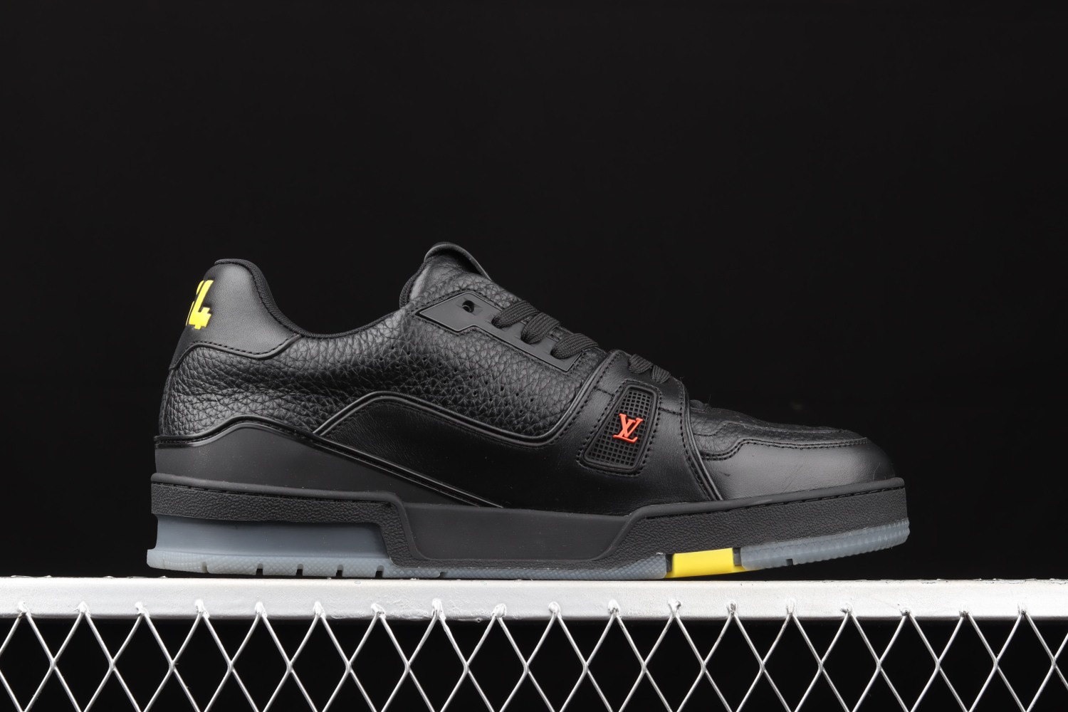 Lo**s Vu**ton Trainer Black Signature 1A8ZQJ