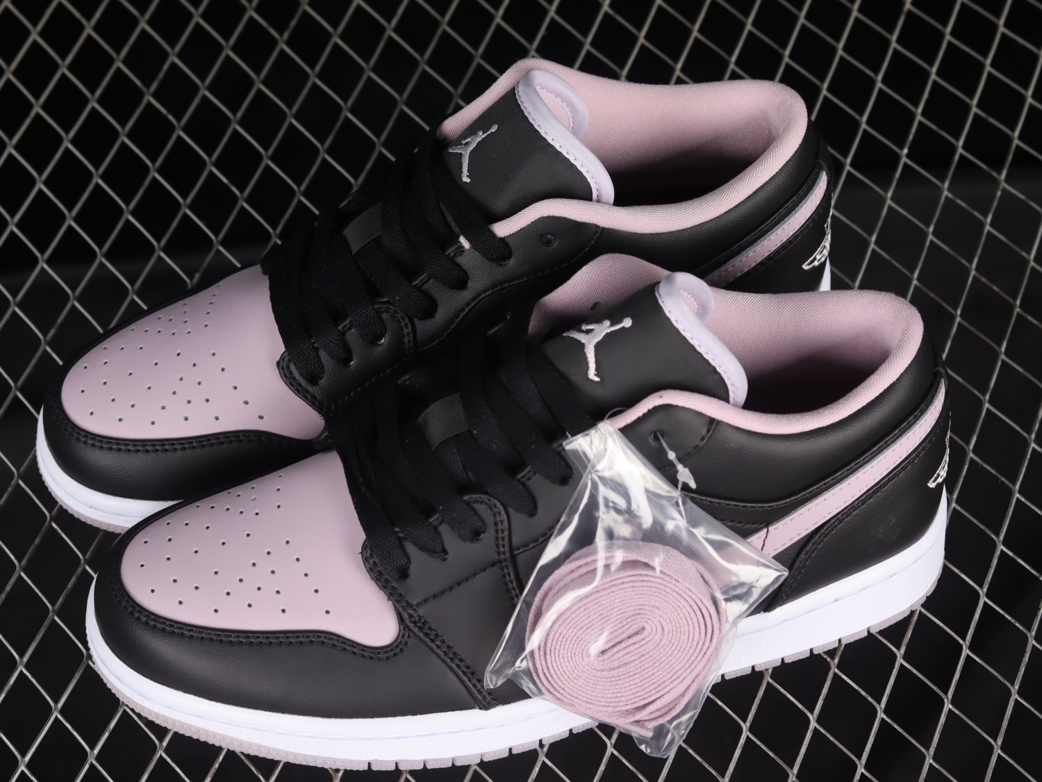 Jordan 1 Low SE Black Iced Lilac DV1309-051