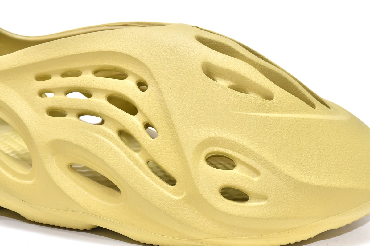 adidas Yeezy Foam RNNR Sulfur GV6775