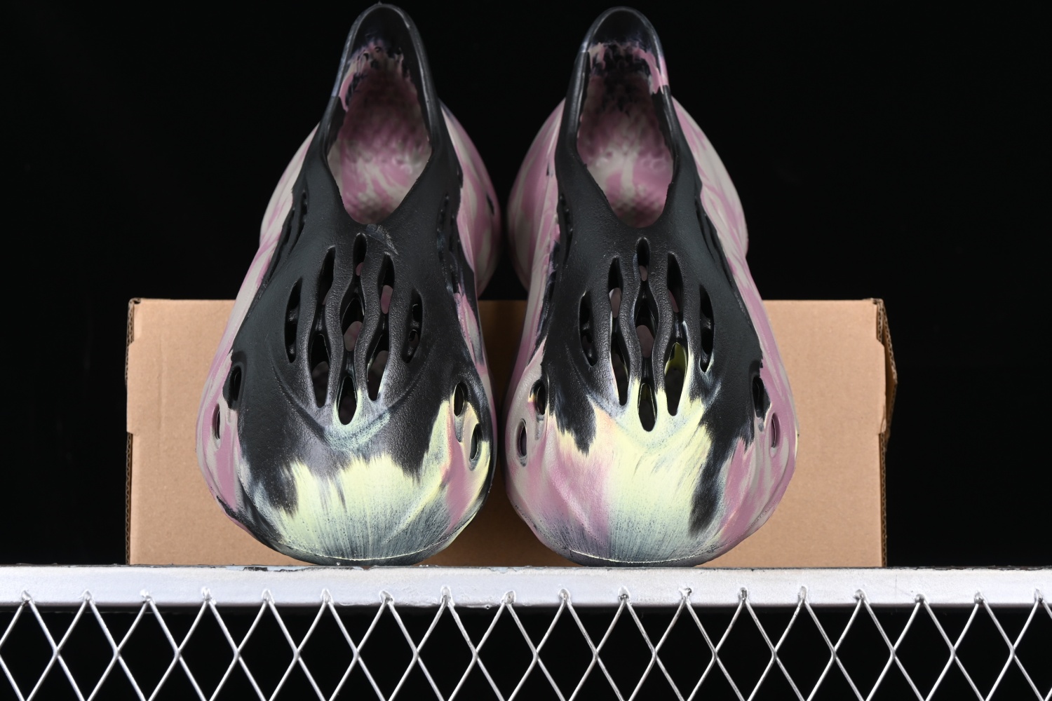 adidas Yeezy Foam RNR MX Carbon IG9562
