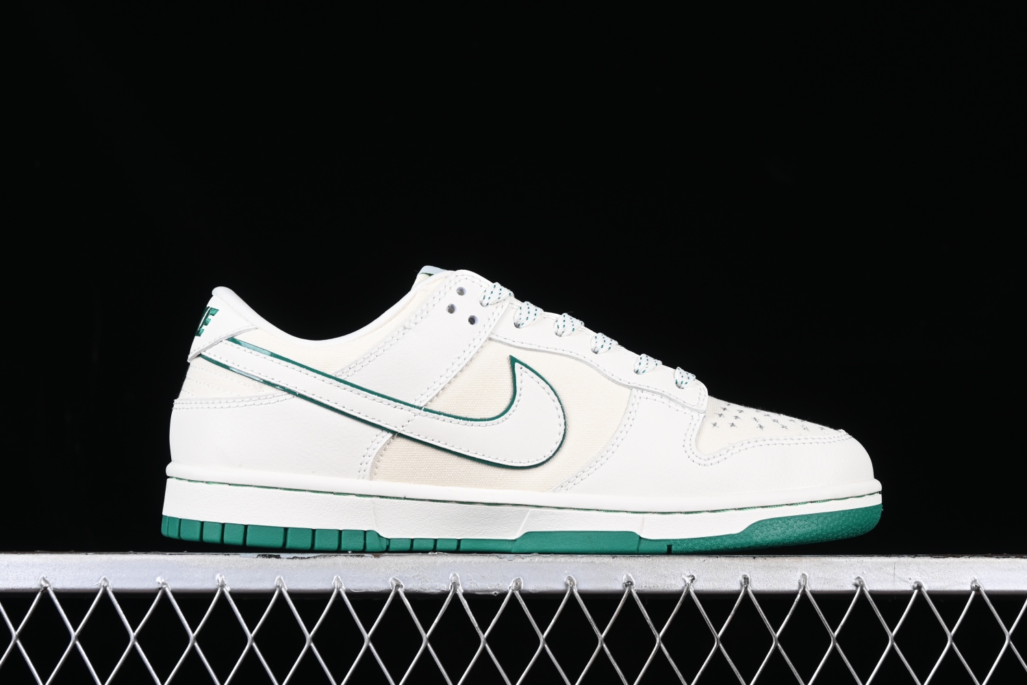 Nk SB Dunk Low TS FC1688-109
