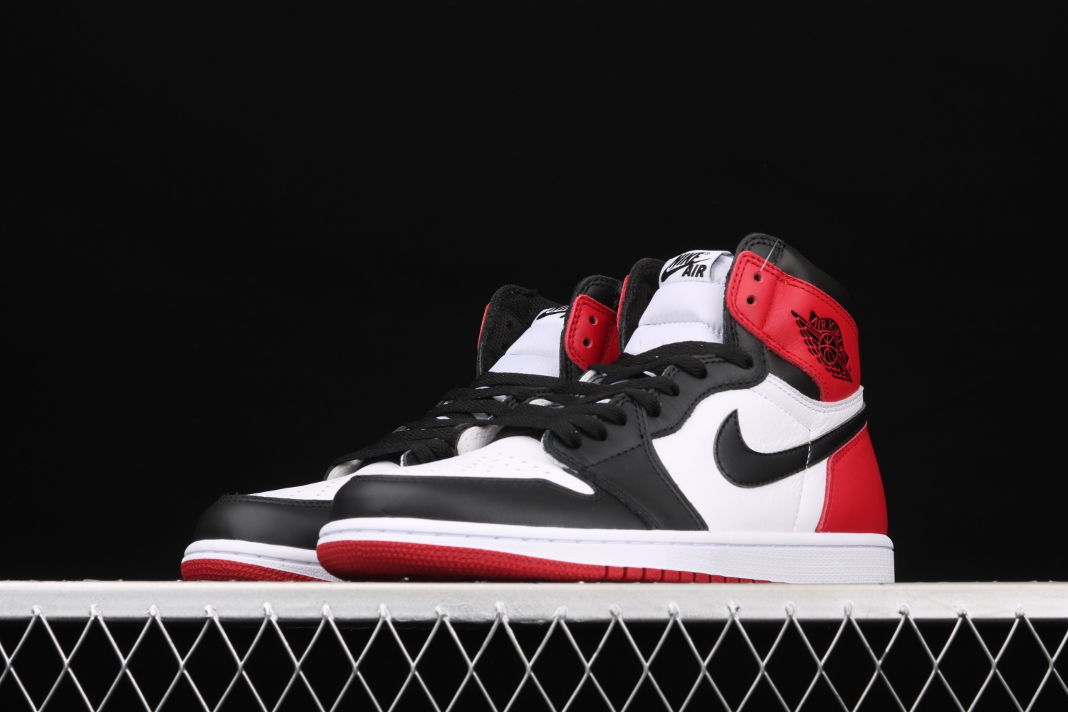 Jordan 1 Retro Black Toe (2016) 555088-125