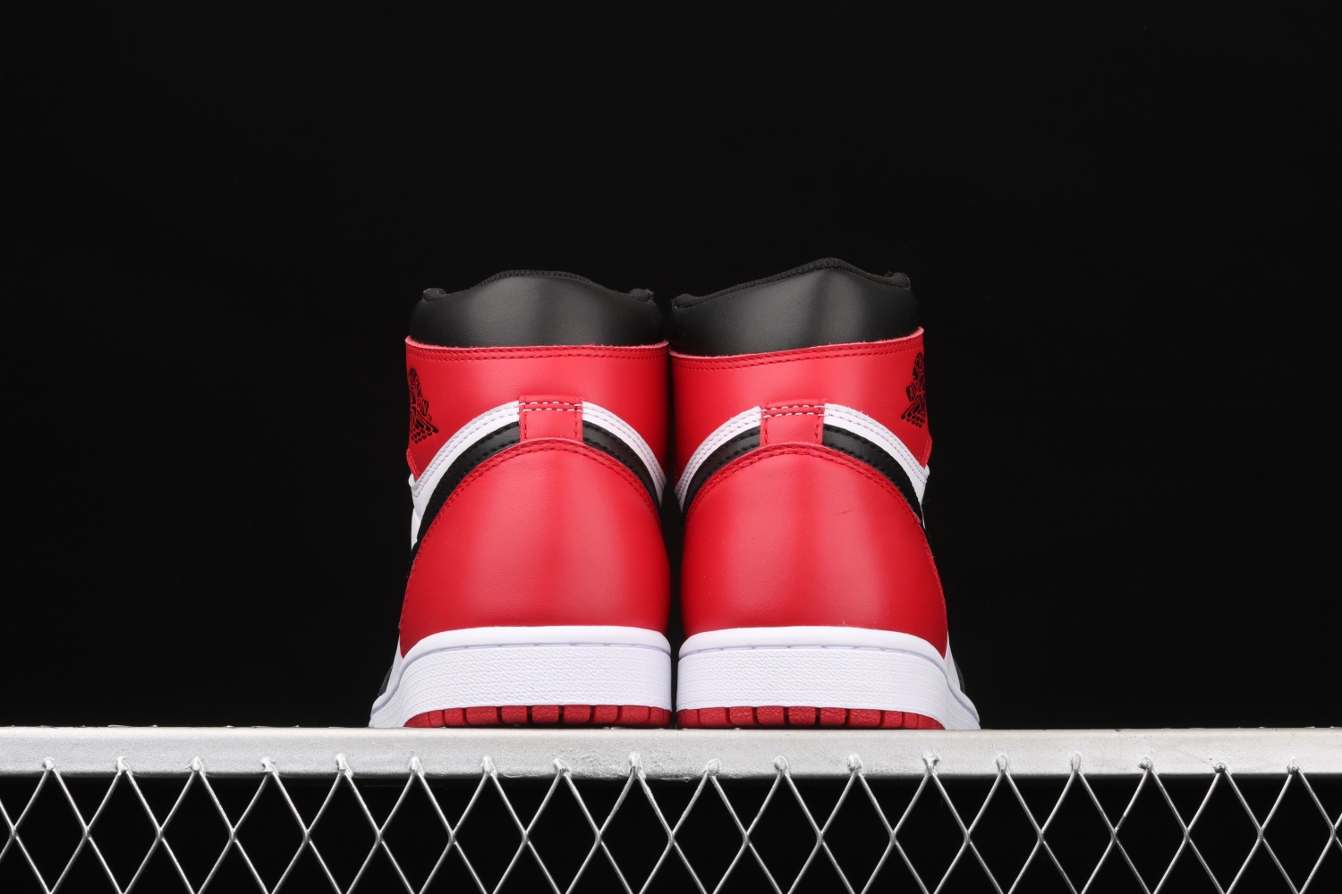 Jordan 1 Retro Black Toe (2016) 555088-125