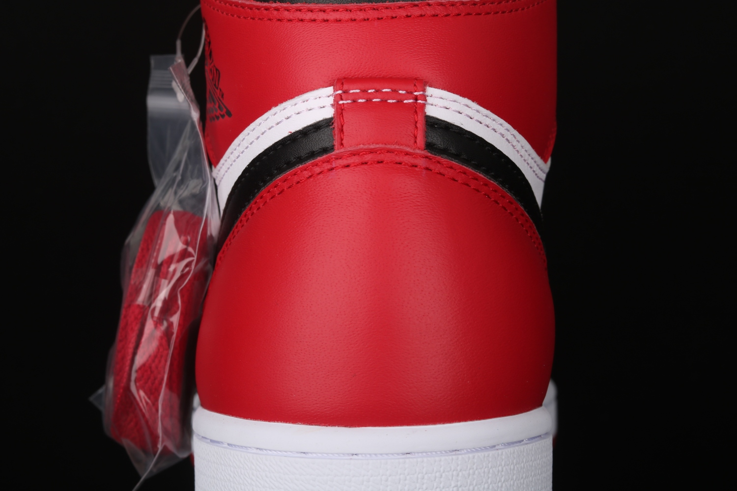 Jordan 1 Retro Black Toe (2016) 555088-125