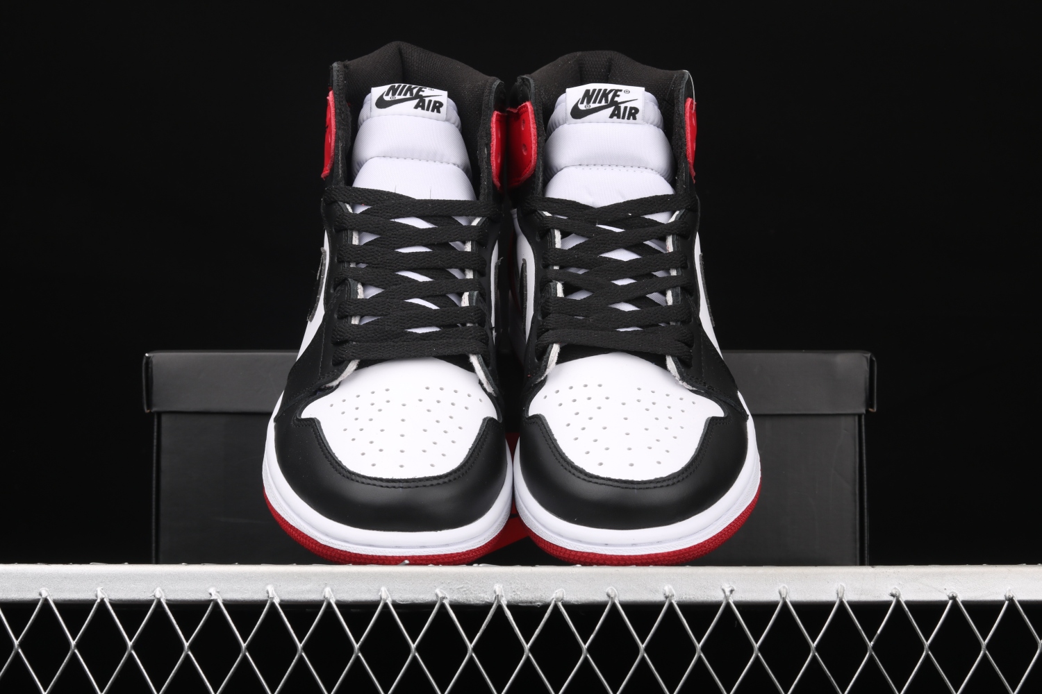 Jordan 1 Retro Black Toe (2016) 555088-125