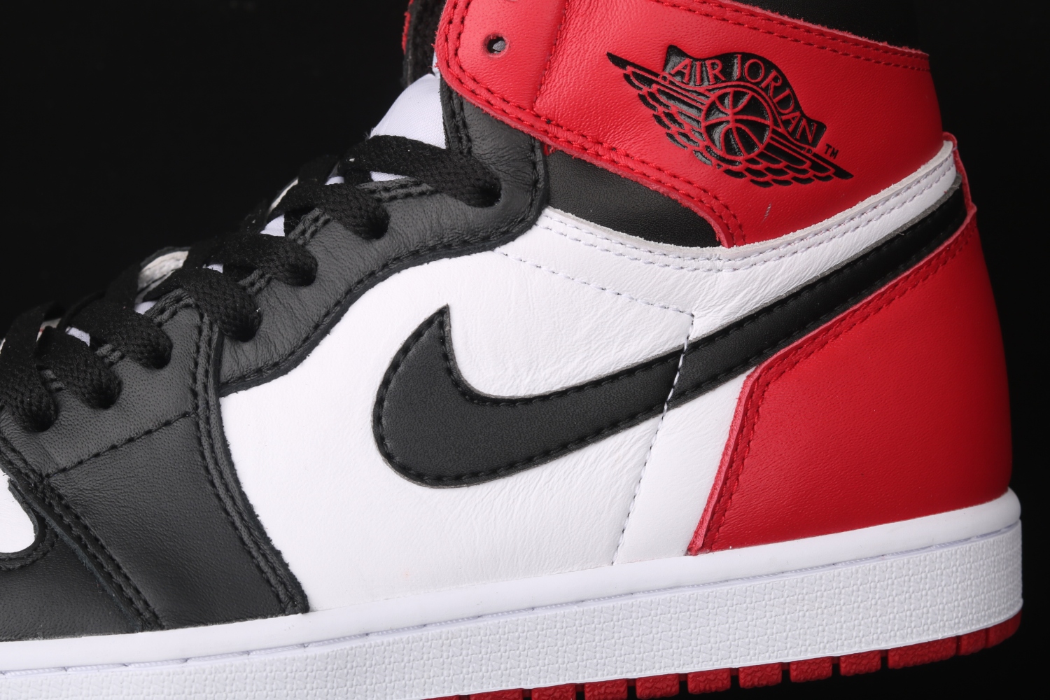 Jordan 1 Retro Black Toe (2016) 555088-125