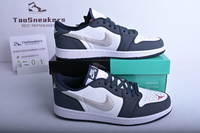 Jordan 1 Low SB Midnight Navy CJ7891-400