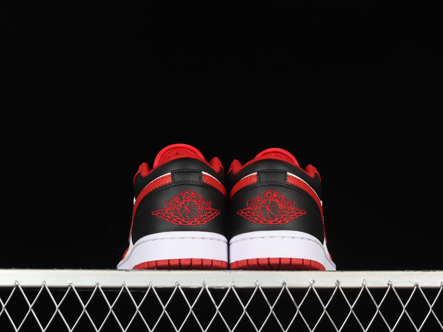 Jordan 1 Low Bulls  553558-163