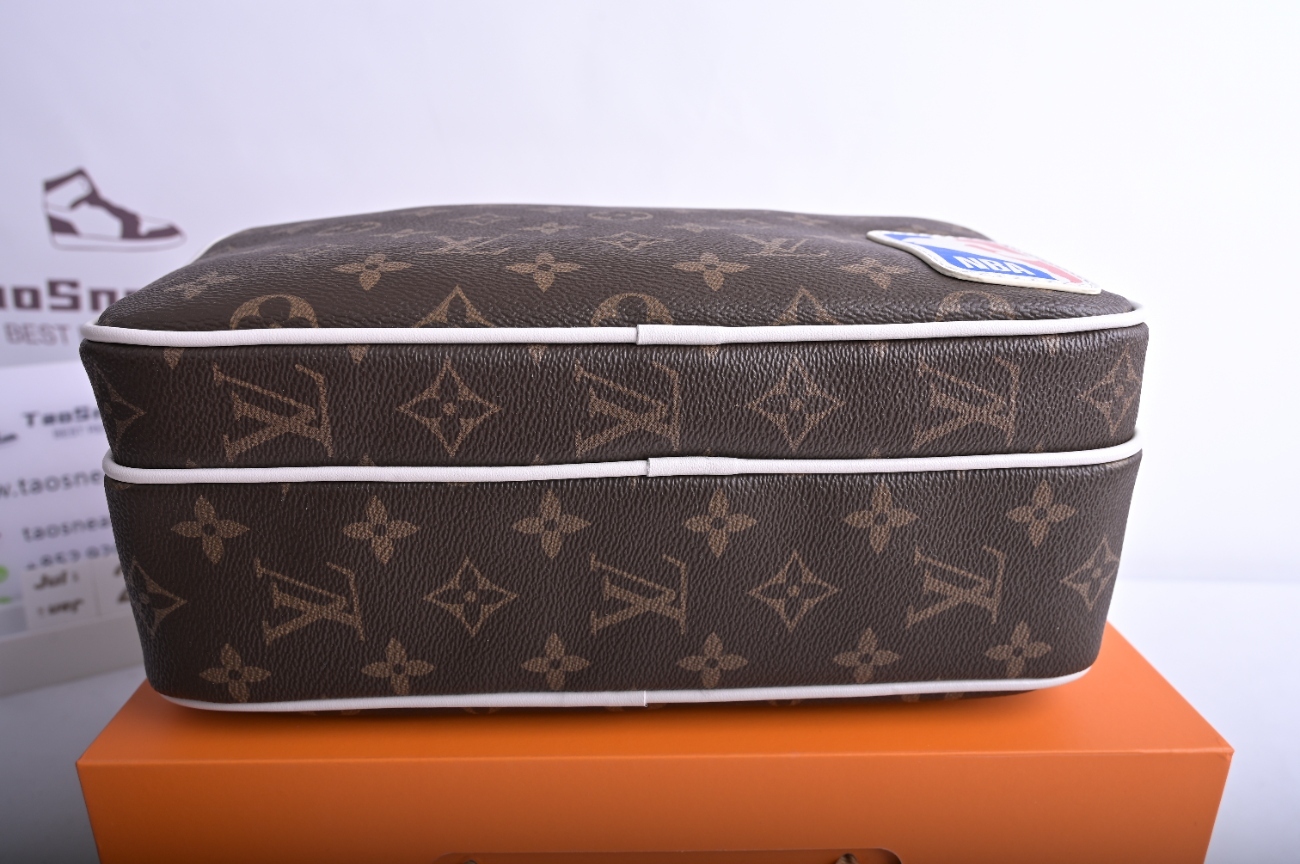 Lo**s Vu**ton x NBA Nil Messenger Monogram