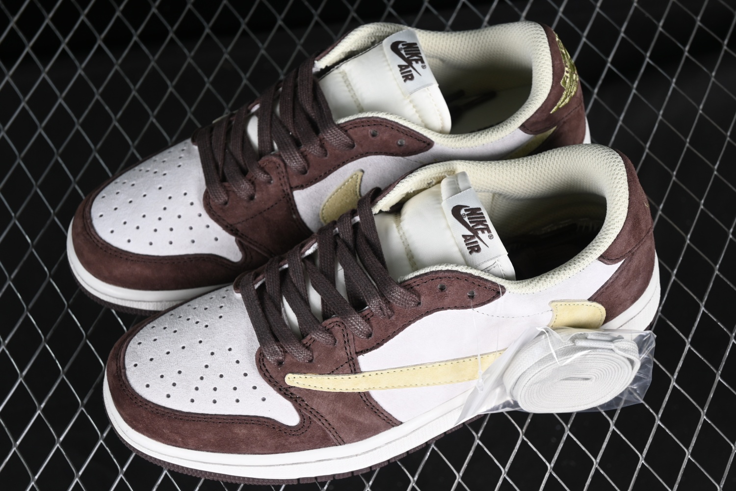 Travis Scott x Air Jordan 1 Low OG DM7866-810