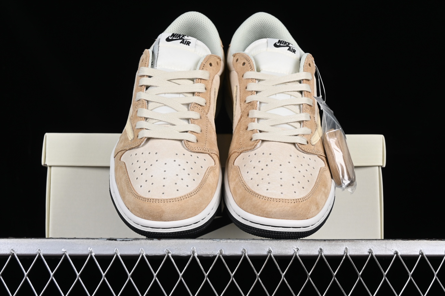 Travis Scott x Air Jordan 1 Low OG  DM7866-688